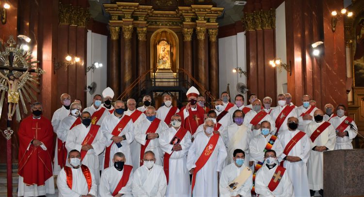 Mons. Lugones recuerda que el diácono debe servir y entregarse a los pobres Mons. Lugones recuerda que el diácono debe servir y entregarse a los pobres