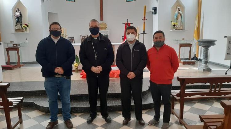 Mons. Torrado Mosconi puso en posesión al nuevo párroco de Tres Lomas Mons. Torrado Mosconi puso en posesión al nuevo párroco de Tres Lomas