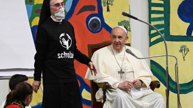 "Salgan al encuentro del otro, eviten fosilizarse", pidió el Papa a los jóvenes "Salgan al encuentro del otro, eviten fosilizarse", pidió el Papa a los jóvenes