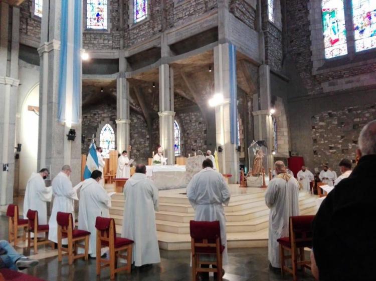 Se celebró la misa crismal en San Carlos de Bariloche Se celebró la misa crismal en San Carlos de Bariloche