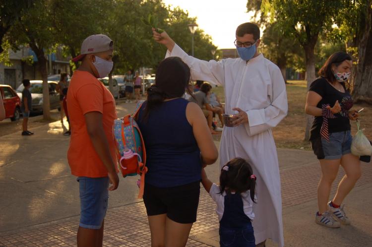 Seminaristas y jóvenes de Laferrere anunciaron a Jesús por las calles Seminaristas y jóvenes de Laferrere anunciaron a Jesús por las calles