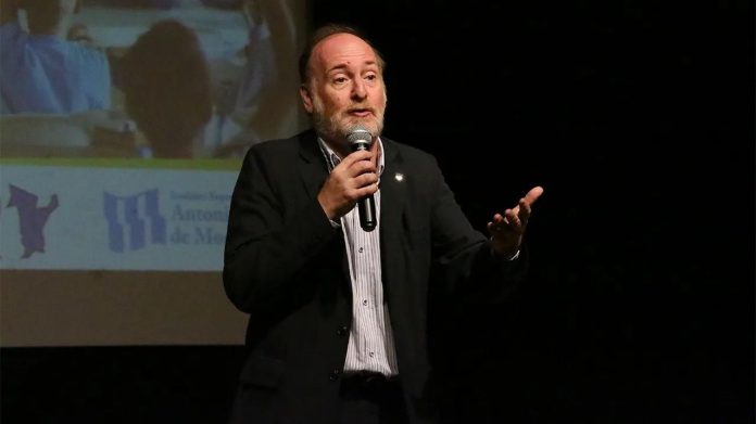Adrián Álvarez: 'Hay que poner la educación como política de Estado' Adrián Álvarez: 'Hay que poner la educación como política de Estado'