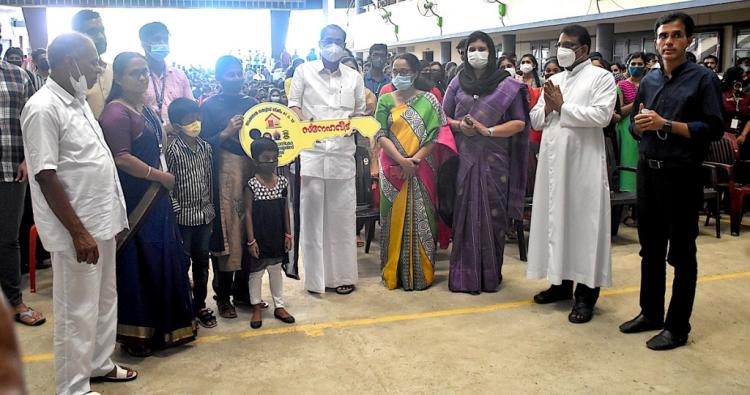 Alumnos de colegio salesiano construyen una casa para una familia necesitada en India Alumnos de colegio salesiano construyen una casa para una familia necesitada en India