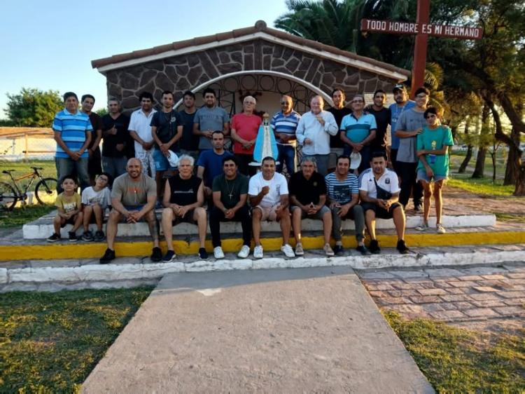 Añatuya: rosario de hombres en la gruta de la Virgen del Valle Añatuya: rosario de hombres en la gruta de la Virgen del Valle