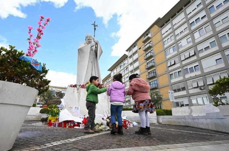 Ángelus del Papa: 'Ser luz, incluso en los lugares donde habita el sufrimiento' Ángelus del Papa: 'Ser luz, incluso en los lugares donde habita el sufrimiento'
