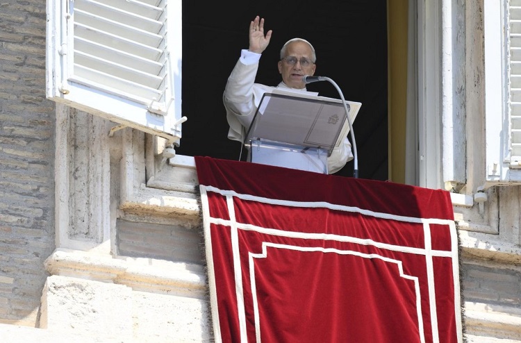 Ángelus: Ser cristiano es llevar el Evangelio en el corazón y vivirlo día a día