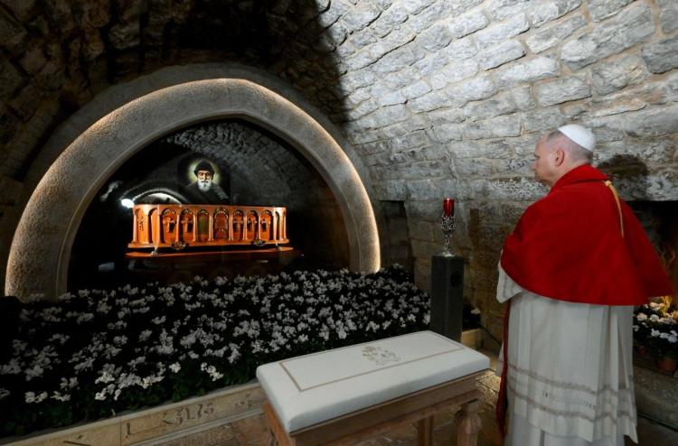 Ante la tumba de San Chárbel el Papa evocó las esperanzas y tristezas de Medio Oriente
