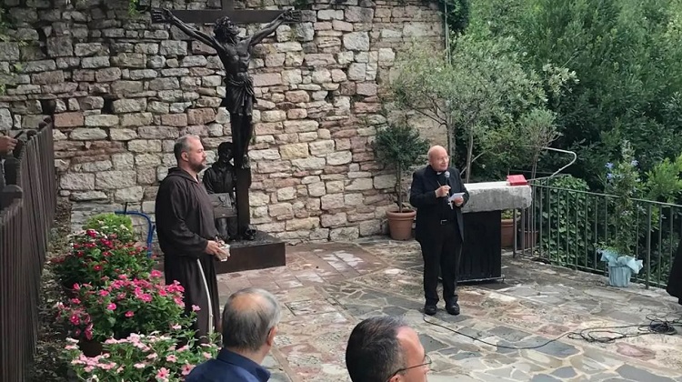 Asís: inauguran una escultura de Carlo Acutis próximo a su tumba