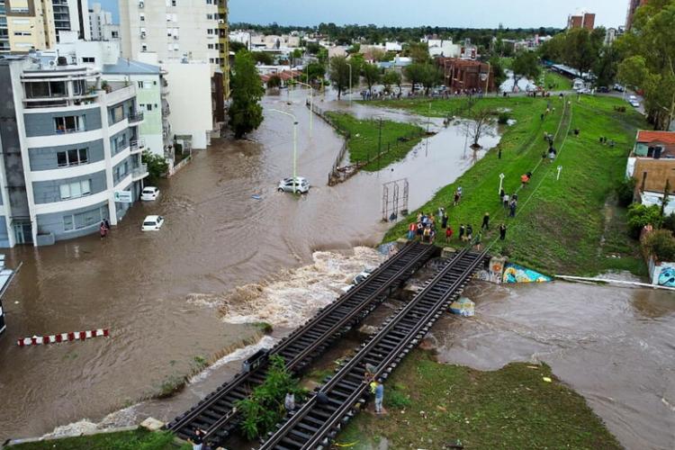 Bahía Blanca: Francisco reza por quienes sufren en este momento de dolor e incertidumbre Bahía Blanca: Francisco reza por quienes sufren en este momento de dolor e incertidumbre