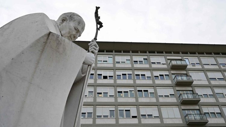 El Papa mejora y agradece el apoyo de los fieles durante su internación El Papa mejora y agradece el apoyo de los fieles durante su internación