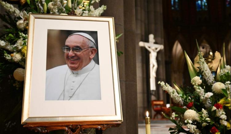 Buenos Aires: Caravana al rededor de la Plaza de Mayo por el eterno descanso de Francisco Buenos Aires: Caravana al rededor de la Plaza de Mayo por el eterno descanso de Francisco