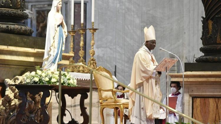 Card. Turkson: Quien cuida a los enfermos tiende sus manos a la misericordia de Dios Card. Turkson: Quien cuida a los enfermos tiende sus manos a la misericordia de Dios