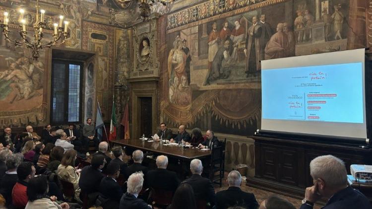 Card. Víctor Fernández: 'El Papa casi tendrá que volver a aprender a hablar' Card. Víctor Fernández: 'El Papa casi tendrá que volver a aprender a hablar'