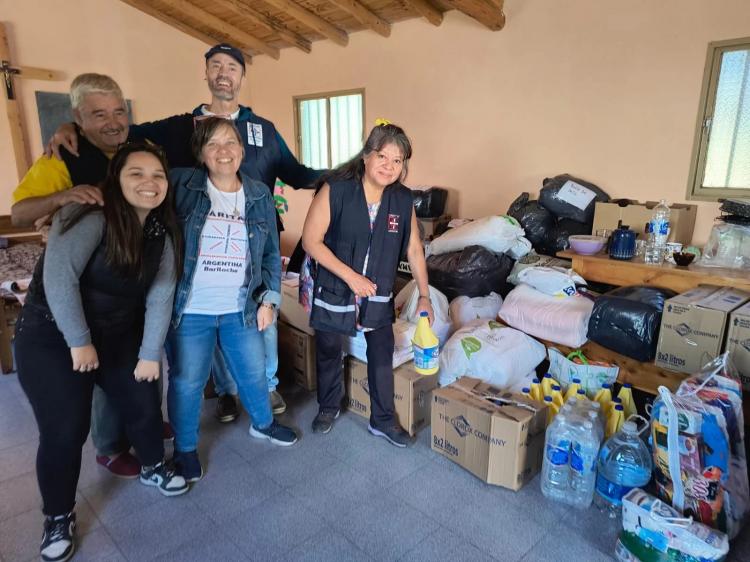 Cáritas asiste a las familias afectadas por los incendios forestales en Epuyén Cáritas asiste a las familias afectadas por los incendios forestales en Epuyén