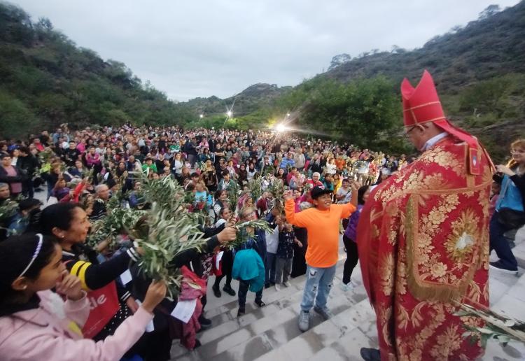 Catamarca inició la Semana Santa con la peregrinación a la gruta de la Virgen del Valle Catamarca inició la Semana Santa con la peregrinación a la gruta de la Virgen del Valle