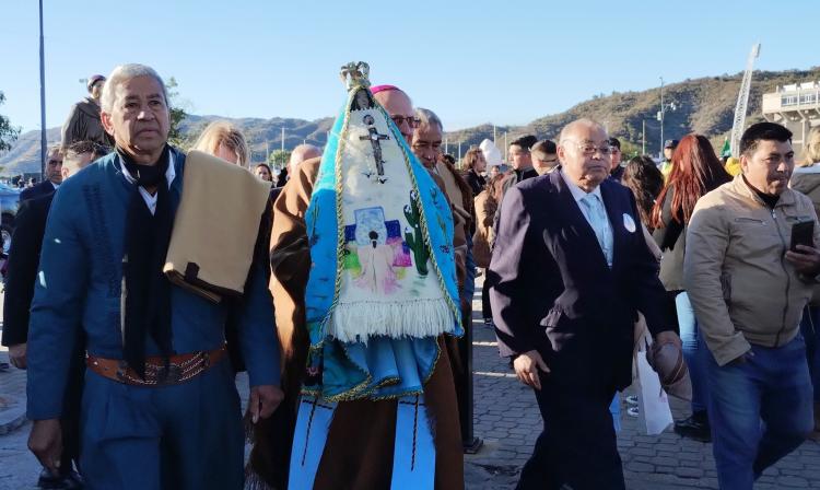 Catamarca: la Virgen del Valle estrenó un nuevo manto alusivo a la Fiesta del Poncho Catamarca: la Virgen del Valle estrenó un nuevo manto alusivo a la Fiesta del Poncho