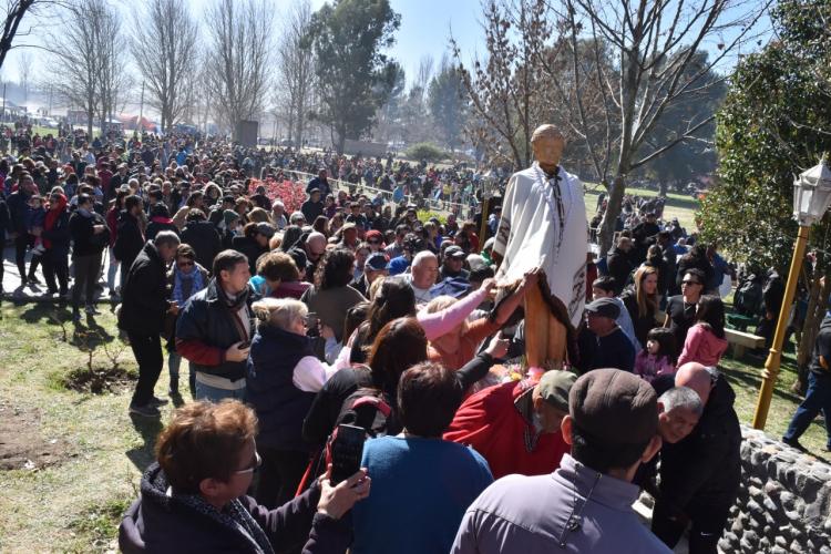 Cerca de 100 mil peregrinos celebraron a Ceferino Namuncurá en Chimpay Cerca de 100 mil peregrinos celebraron a Ceferino Namuncurá en Chimpay