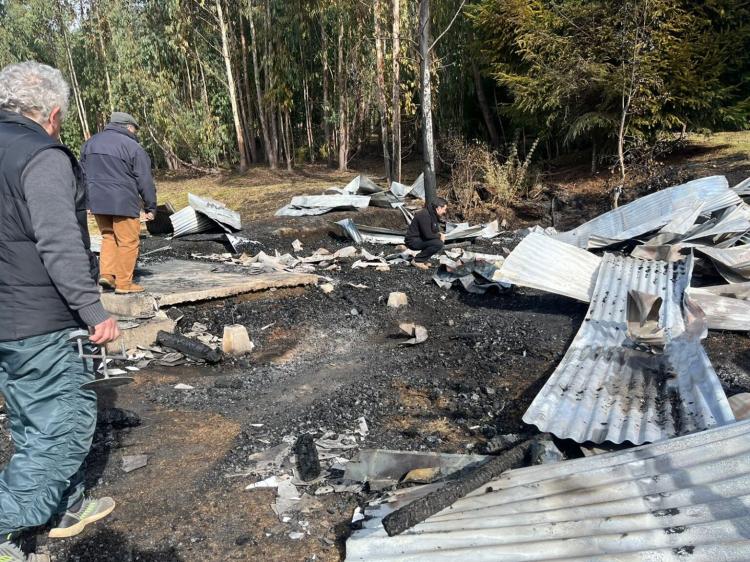 Chile: Quince encapuchados queman una capilla en Trafún Chile: Quince encapuchados queman una capilla en Trafún