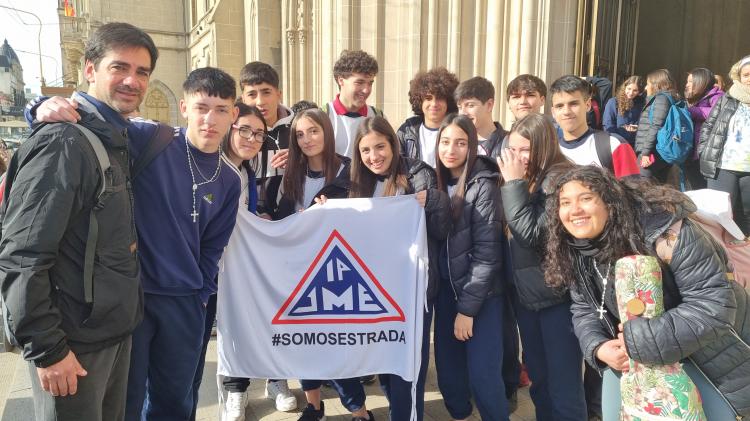 Colegios del obispado de Azul peregrinaron hacia el Seminario diocesano Colegios del obispado de Azul peregrinaron hacia el Seminario diocesano