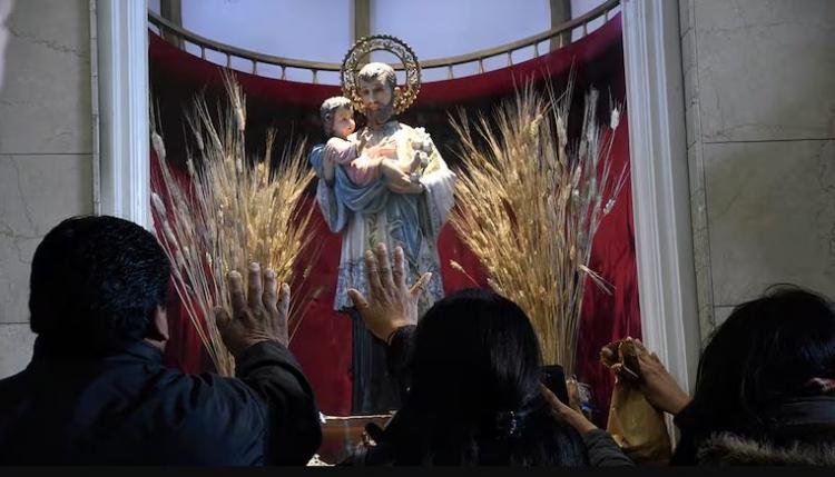 San Cayetano vive su fiesta grande en el santuario porteño de Liniers San Cayetano vive su fiesta grande en el santuario porteño de Liniers