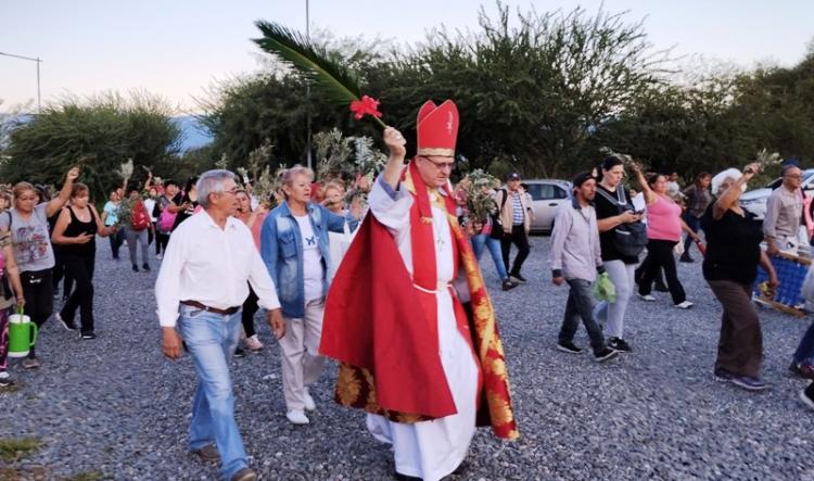 Con una peregrinación, la diócesis de Catamarca inició la Semana Santa Con una peregrinación, la diócesis de Catamarca inició la Semana Santa
