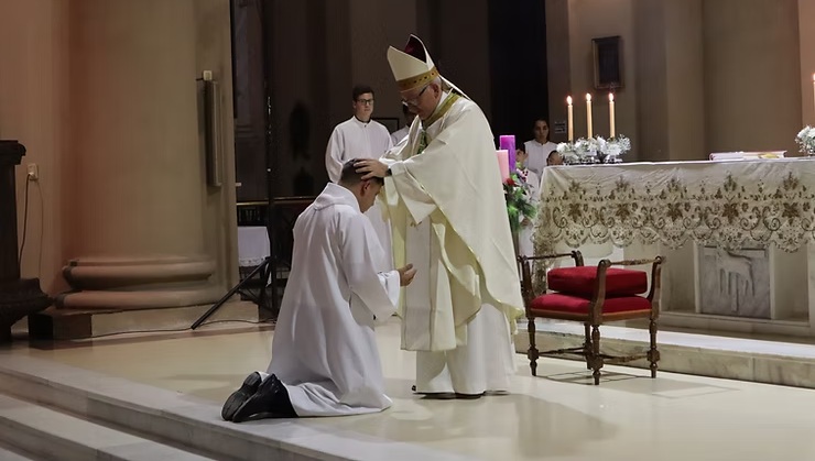 Concepción del Uruguay: Mons. Zordán alienta al nuevo diácono al servicio