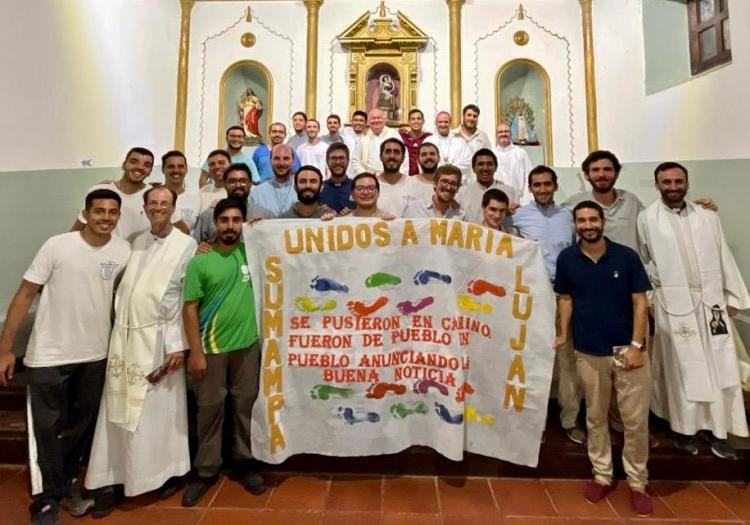 Los seminaristas porteños llegaron a Sumampa con la imagen de la Virgen Los seminaristas porteños llegaron a Sumampa con la imagen de la Virgen