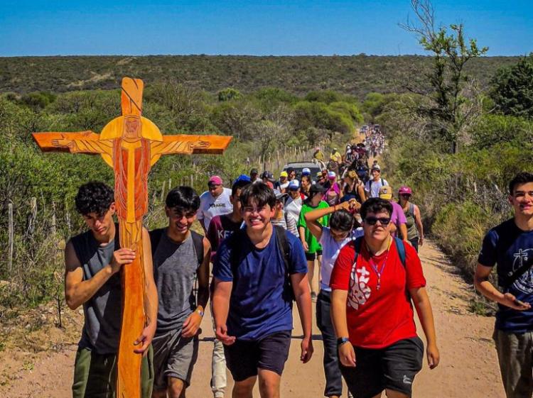 Cruz del Eje: los jóvenes de la diócesis caminaron al santuario del santo cura
