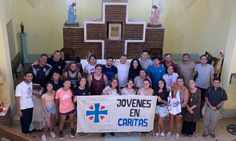 Cruz del Eje: voluntarios de Cáritas ayudan en la reconstrucción tras los incendios Cruz del Eje: voluntarios de Cáritas ayudan en la reconstrucción tras los incendios