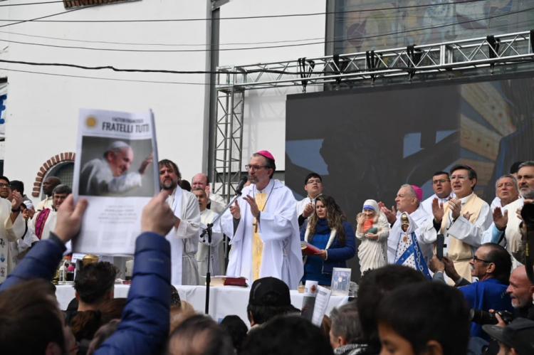Curas villeros repudiaron agresiones 'vulgares e impropias' contra el Papa Curas villeros repudiaron agresiones 'vulgares e impropias' contra el Papa