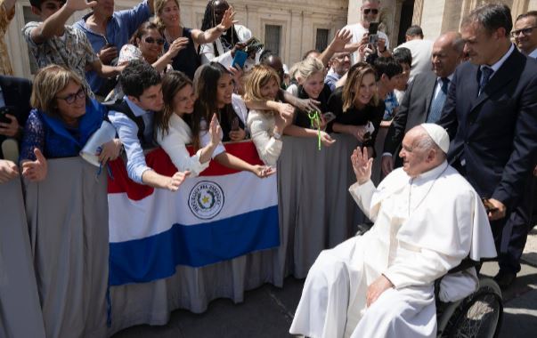 De la enseñanza al altar: el camino de Pedro y Santiago hacia el sacerdocio De la enseñanza al altar: el camino de Pedro y Santiago hacia el sacerdocio