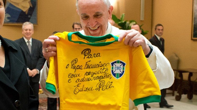 El adiós a Pelé, el "rey" del fútbol que conoció a tres Papas El adiós a Pelé, el "rey" del fútbol que conoció a tres Papas