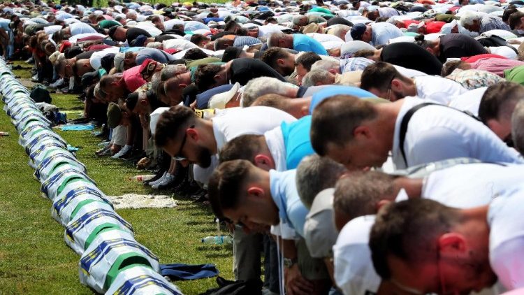 El arzobispo de Sarajevo recordó a las víctimas de masacre de Srebrenica El arzobispo de Sarajevo recordó a las víctimas de masacre de Srebrenica