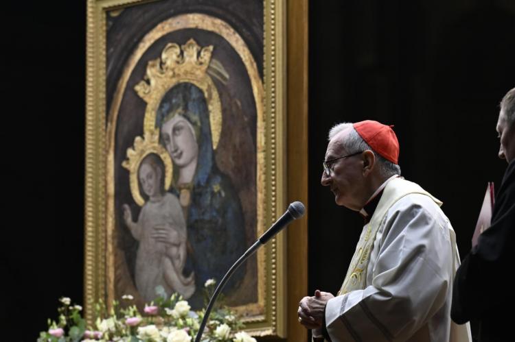 El Card. Parolin lideró el rosario por el Papa en la Plaza de San Pedro El Card. Parolin lideró el rosario por el Papa en la Plaza de San Pedro