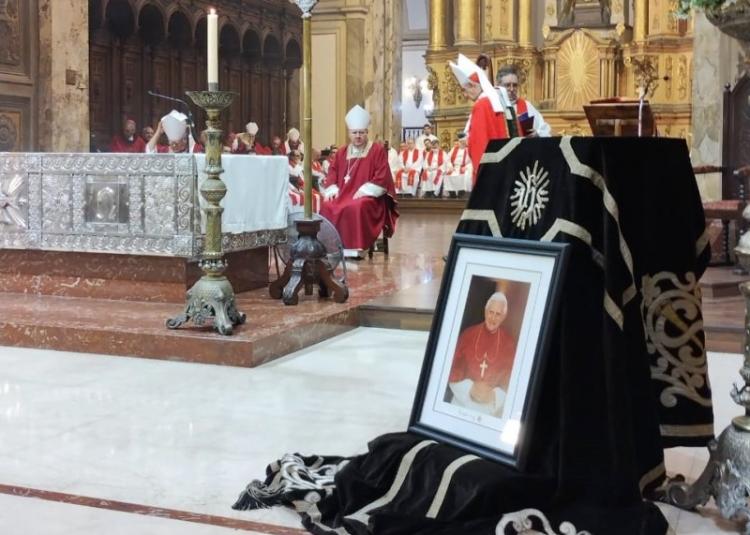El Card. Poli presidió la misa en sufragio de Benedicto XVI en la catedral porteña El Card. Poli presidió la misa en sufragio de Benedicto XVI en la catedral porteña