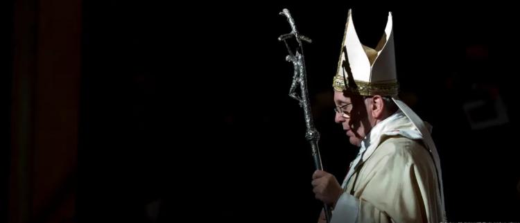 El Coliseo y la Torre Eiffel a oscuras en duelo por el Papa Francisco