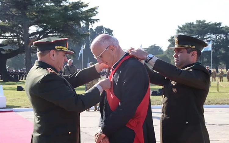 El Ejército Argentino condecoró a Mons. Olivera por la repatriación de la Virgen malvinera El Ejército Argentino condecoró a Mons. Olivera por la repatriación de la Virgen malvinera