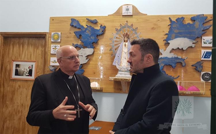 El ministro de Defensa visitó el Obispado y la catedral castrenses El ministro de Defensa visitó el Obispado y la catedral castrenses