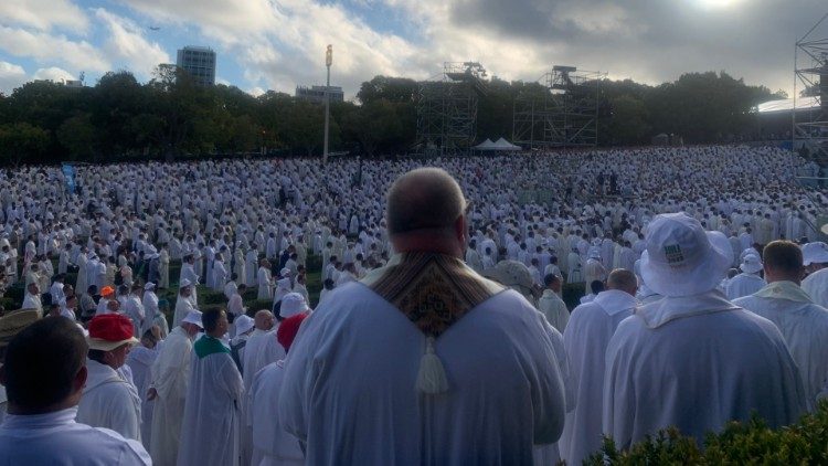 El número de católicos en el mundo aumenta y disminuye el de sacerdotes y religiosos El número de católicos en el mundo aumenta y disminuye el de sacerdotes y religiosos