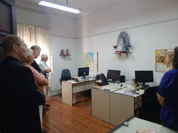 El nuncio apostólico visitó la sede de AICA