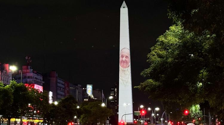 El Obelisco se ilumina con un mensaje de esperanza para el Papa Francisco El Obelisco se ilumina con un mensaje de esperanza para el Papa Francisco