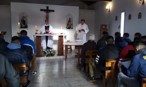 El obispo de Azul celebró bautismos, comuniones y confirmaciones en la Unidad 17 El obispo de Azul celebró bautismos, comuniones y confirmaciones en la Unidad 17