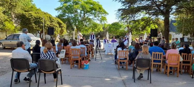 El obispo y los sacerdotes celebraron junto con la comunidad el Día de los Fieles Difuntos El obispo y los sacerdotes celebraron junto con la comunidad el Día de los Fieles Difuntos