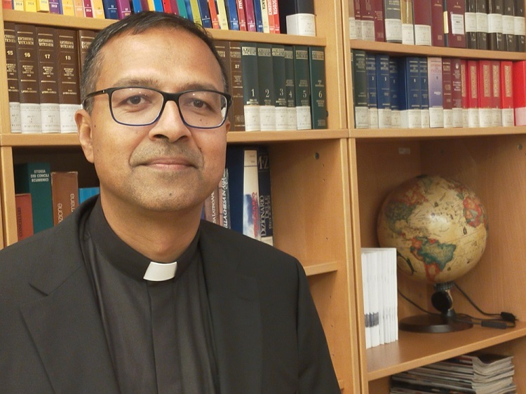 El padre Richard D'Souza nuevo director del Observatorio Vaticano