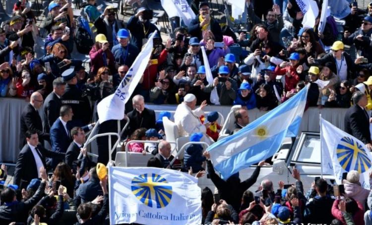 El Papa, a la Acción Católica: abrazarse unos a otros puede evitar guerras El Papa, a la Acción Católica: abrazarse unos a otros puede evitar guerras
