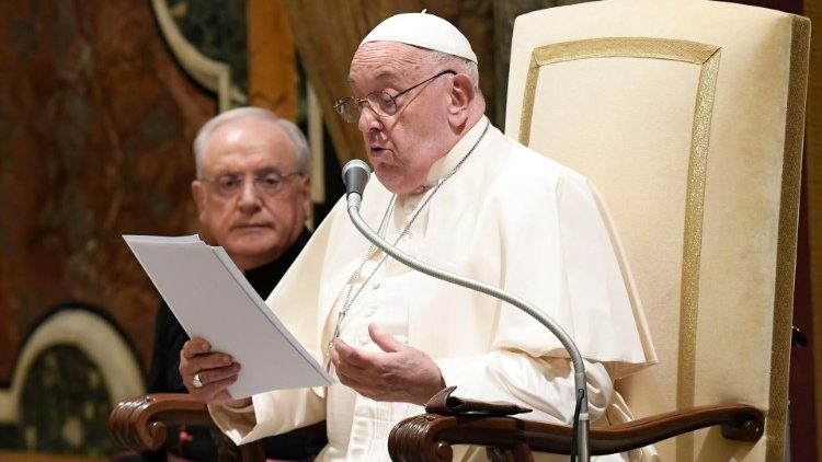 El Papa, a los medios vaticanos: 'Verdad, justicia, paz' El Papa, a los medios vaticanos: 'Verdad, justicia, paz'