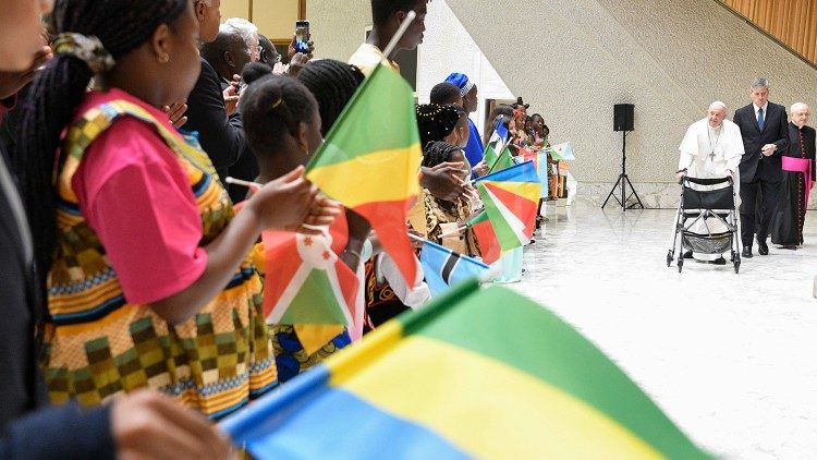 El Papa, a los niños africanos: sean embajadores de la paz El Papa, a los niños africanos: sean embajadores de la paz