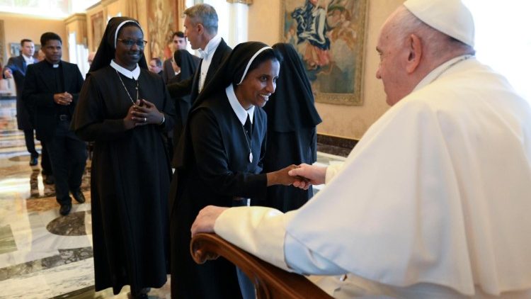 El Papa, a los rogacionistas: 'No se puede estar sin oración' El Papa, a los rogacionistas: 'No se puede estar sin oración'