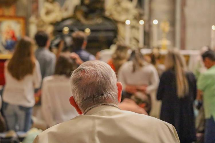 El Papa acompañó a los jóvenes de Hakuna en la Hora Santa El Papa acompañó a los jóvenes de Hakuna en la Hora Santa