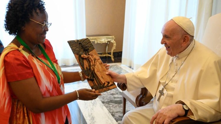 El Papa advirtió a los educadores católicos acerca de la colonización ideológica El Papa advirtió a los educadores católicos acerca de la colonización ideológica